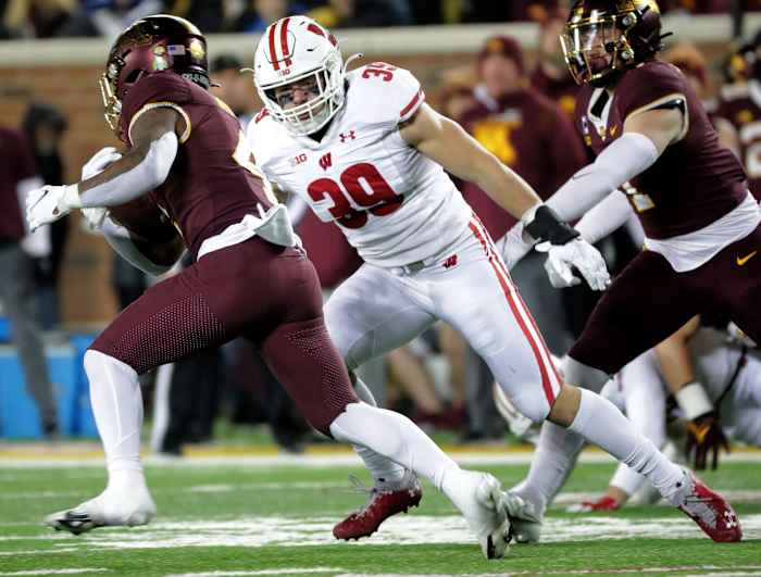 Wisconsin inside linebacker Tate Grass making a tackle against Minnesota in 2021. (Credit: Mark Hoffman / Milwaukee Journal Sentinel / USA TODAY NETWORK)